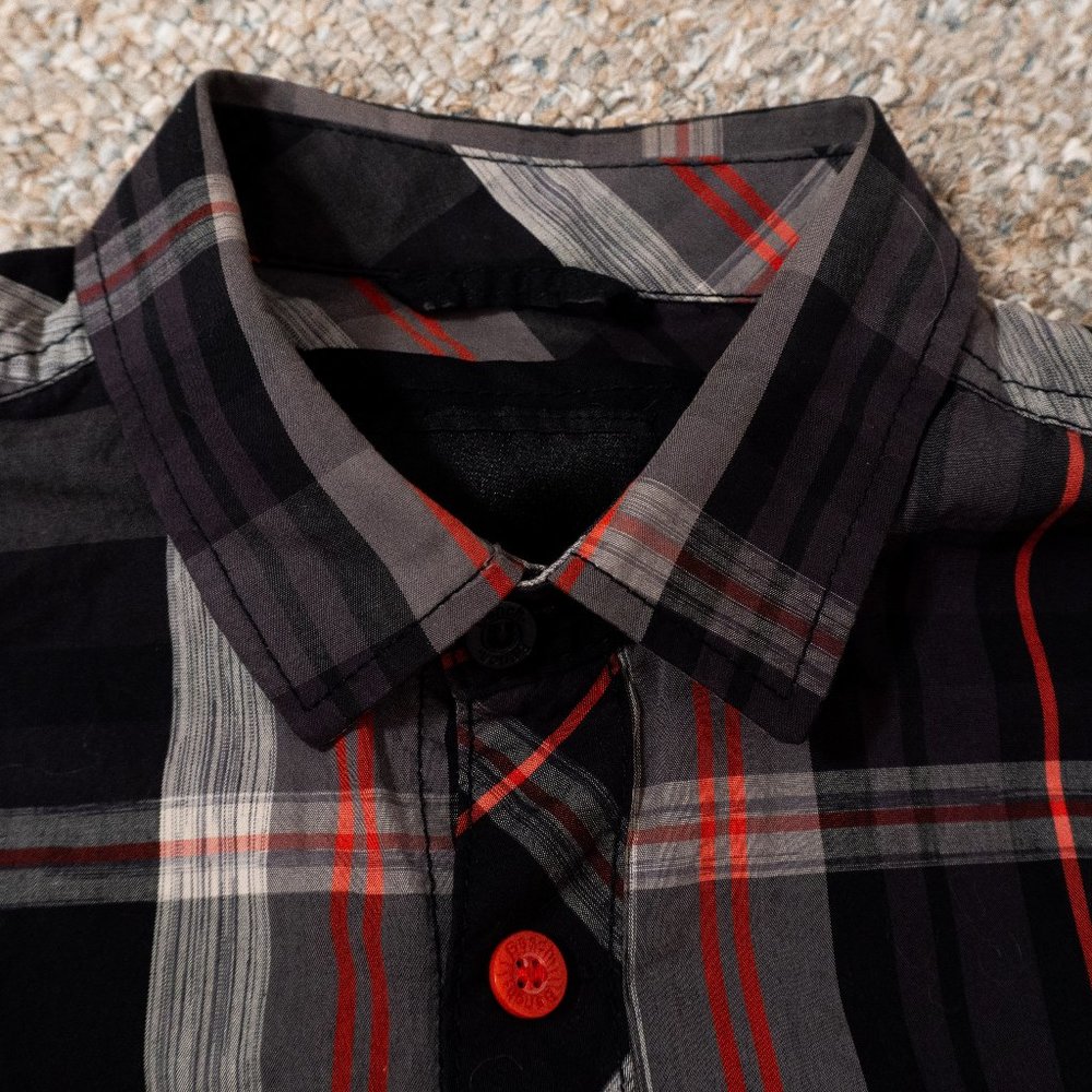 Bench Men’s Plaid Button Down Shirt Size Small Black Red Gray Long Sleeve - Picture 4 of 9